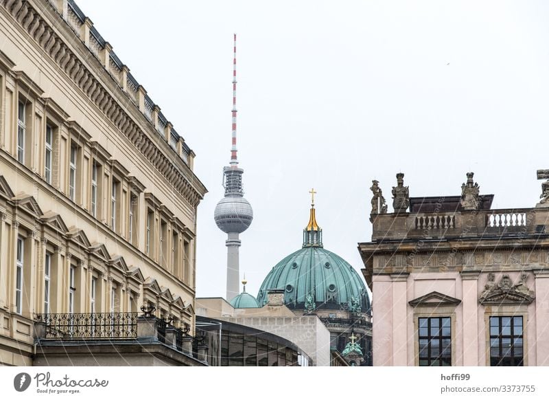 Berliner Fernsehturm mit Dom und Museen Deutscher Dom Klassische Moderne Klassizismus Kuppelbau Kupferdach Stadtpanorama Himmel weißer Hintergrund weißer Himmel
