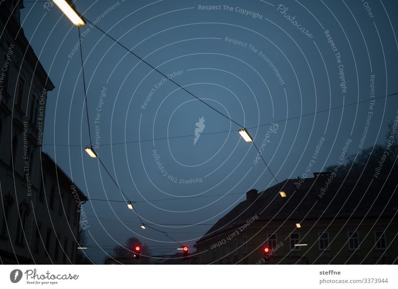 Abendstimmung im Kiez mit Laternen Straßenbeleuchtung Ampel Blick nach oben blaue Stunde geometrisch Lampenlicht Kleinstadt Altbau