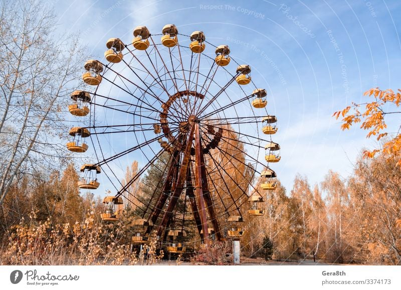 altes Karussellrad in einem verlassenen Vergnügungspark in Tschernobyl Ferien & Urlaub & Reisen Tourismus Ausflug Natur Landschaft Himmel Herbst Baum Blatt Park