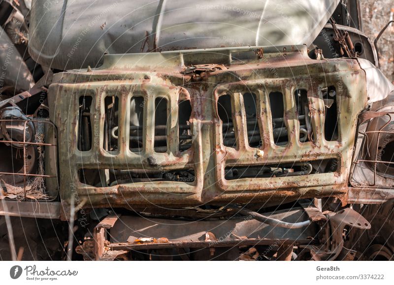 Kühler rostiger Armeelastwagen im Wald von Tschernobyl Ferien & Urlaub & Reisen Tourismus Ausflug Herbst Verkehr PKW alt bedrohlich gefährlich