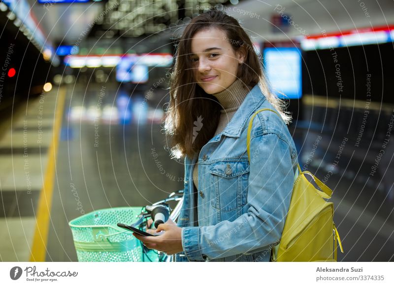 Jugendliche mit Rucksack und Fahrrad in der U-Bahn-Station Aktion Fahrradfahren lässig Freizeitbekleidung Freundlichkeit heiter Großstadt Ausflugsziel