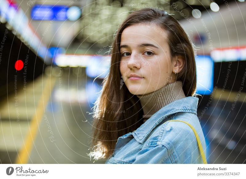 Jugendliche mit Rucksack und Smartphone in der U-Bahn-Station App Blog Fressen lässig Freizeitbekleidung Talkrunde gesprächig Großstadt Ausflugsziel Europa