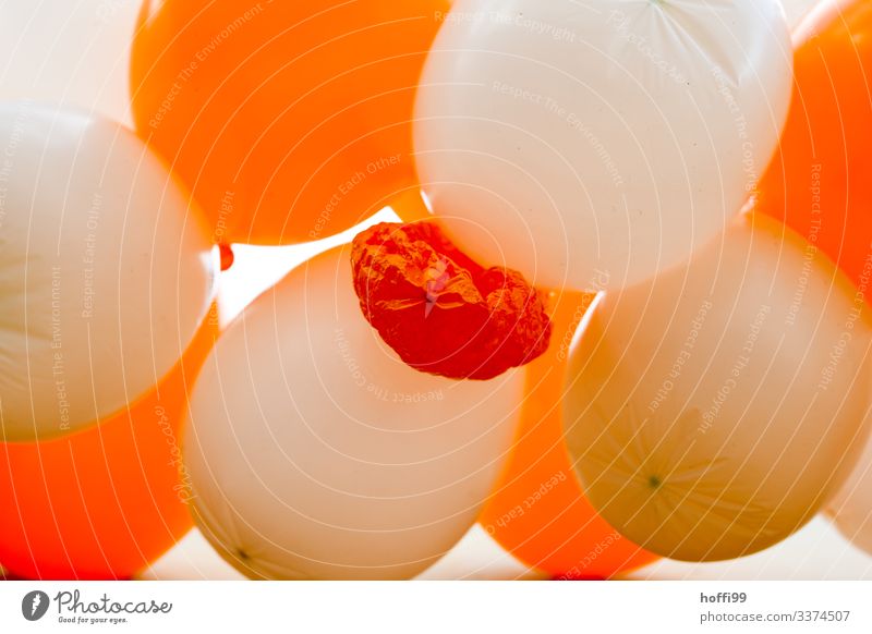 Luftballons denen langsam aber stetig die Luft ausgeht Freude Jahrmarkt Geburtstag alt Fröhlichkeit frisch trendy einzigartig nah retro orange weiß