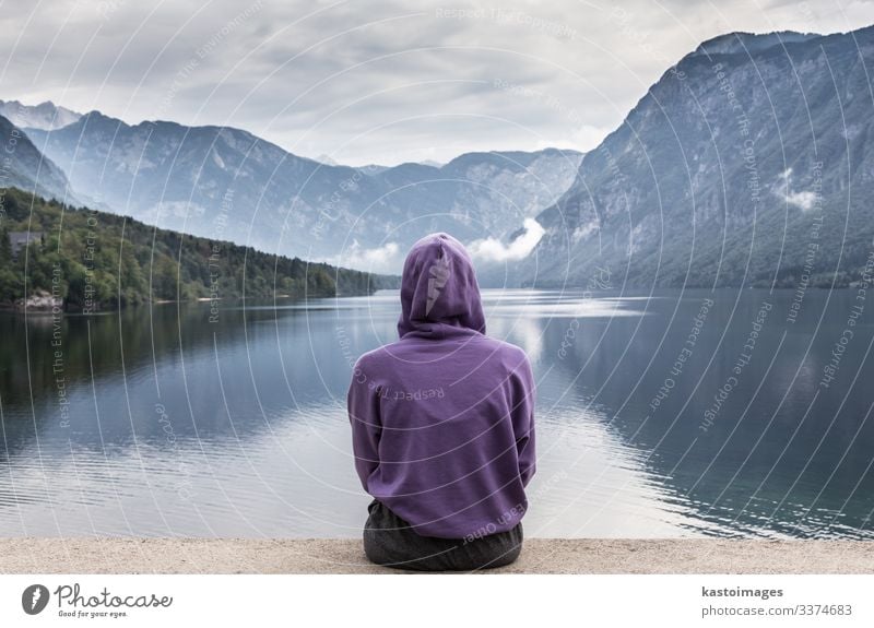 Sportliche Frau beobachtet den Bohinj-See, Alpen, Slowenien. Lifestyle schön Erholung Ferien & Urlaub & Reisen Tourismus Berge u. Gebirge Mensch Erwachsene
