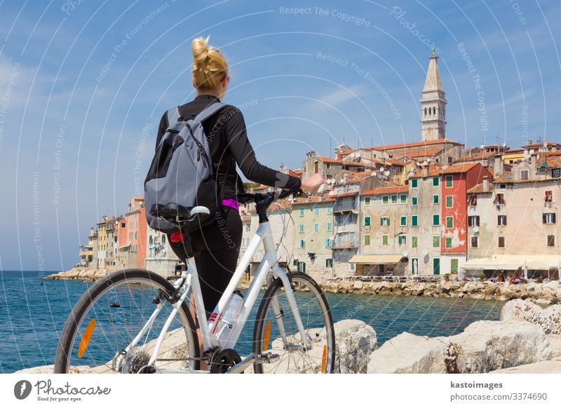 FEmale Radfahrerin mit schöner Aussicht auf Rovinj, Kroatien. Lifestyle Leben Erholung Freizeit & Hobby Ferien & Urlaub & Reisen Tourismus Ferne Freiheit Sommer