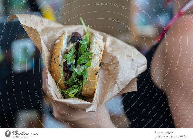 Frau hält saftigen Burger in den Händen. Brot Brötchen Essen Lifestyle Stil Freude Erholung Ferien & Urlaub & Reisen Sommer Restaurant Handwerk Mensch
