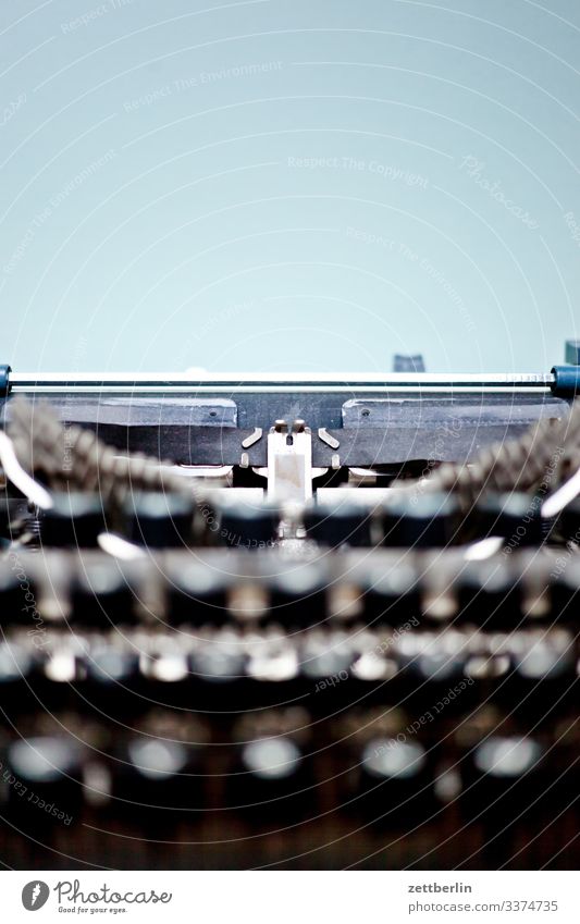 Schreibmaschine alt antik Schriftsteller Büro feinmechanik Mechanik Metall Roman schreiben Schriftzeichen Post Büroangestellte Tastatur Tippen typenhebel