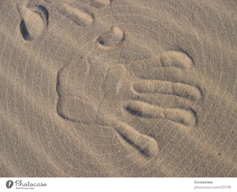 Vergänglicher Eindruck einer Reise Strand Hand Männerhand Vergänglichkeit Meer Fingerabdruck Europa Sand Wind Sonne Ostsee ostseesand meersand Stranddüne Wüste