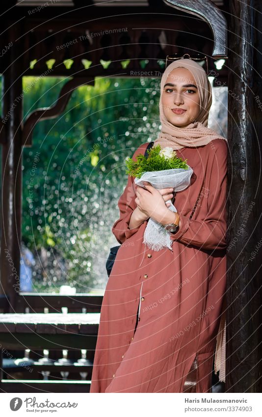 Muslimische junge Frau portret Lifestyle kaufen elegant schön Körperpflege Haare & Frisuren Haut Gesicht Kosmetik atmen weich Gelassenheit geduldig Bekleidung