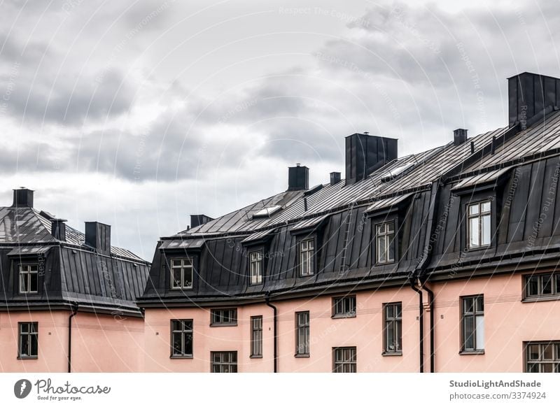 Pastellfarbene Gebäude mit schwarzen Dächern Haus Häuser Fenster Dach Dachterrasse Europa Europäer Stockholm Schweden Schwedisch Skandinavien skandinavisch