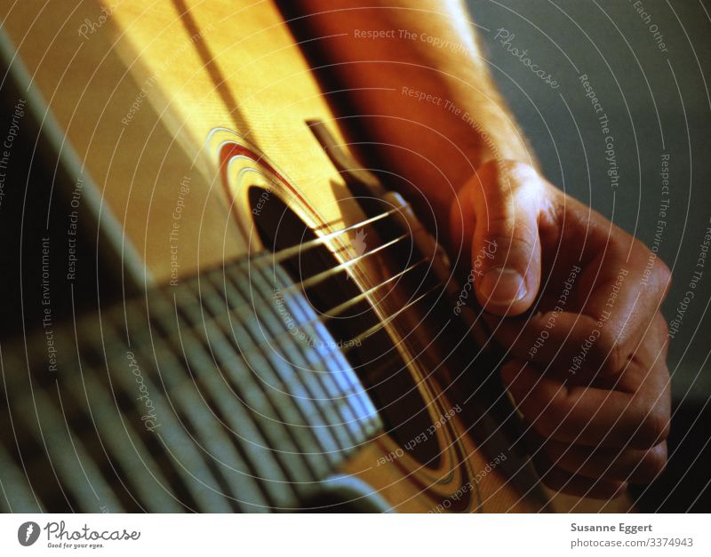 musizieren Hand Finger Spielen Kunst Musik Kultur Gitarre Zupfinstrumente Gitarrenspieler Gitarrenhals Gitarrensaite Künstler komponieren Komponist
