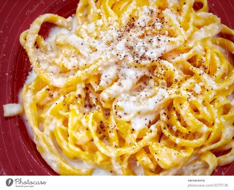 Eine Portion traditioneller italienischer Pasta mit Cacio e Pepe Käse Ernährung Mittagessen Abendessen Diät Italienische Küche Teller Schalen & Schüsseln Gabel
