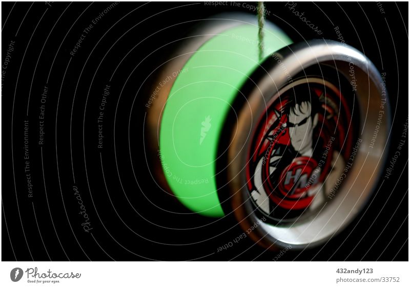 YOYO Hitman Langzeitbelichtung Unschärfe Jojo Leuchtkörper leuchtende Farben leuchtend grün Vor dunklem Hintergrund Freisteller Objektfotografie