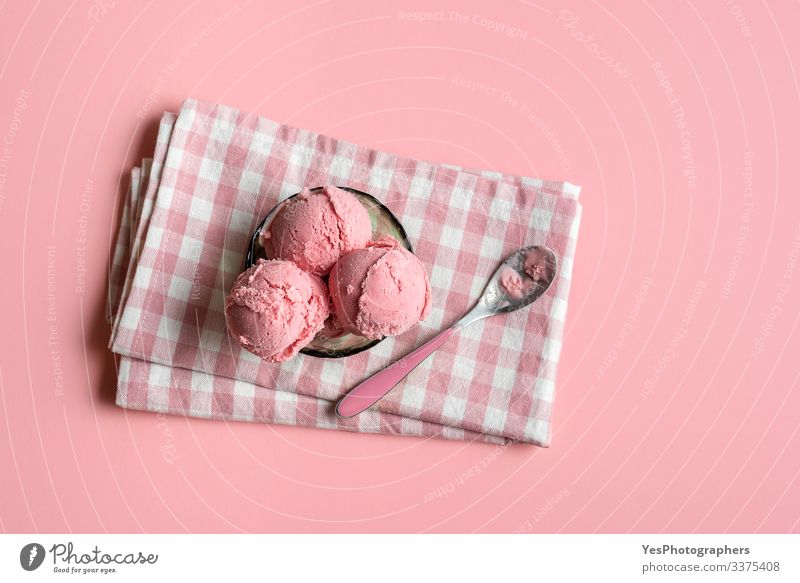 Hausgemachtes Himbeereis. Rosa Eiskugeln in einer Schüssel Dessert Speiseeis Süßwaren Italienische Küche Schalen & Schüsseln Löffel Coolness frisch lecker süß