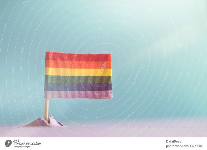 LGBT-Flagge aus einem Berg (Konzept) Berge u. Gebirge Homosexualität Himmel Fahne blau Zukunft Hintergrund Transparente farbenfroh Entwurf Konzept erscheint