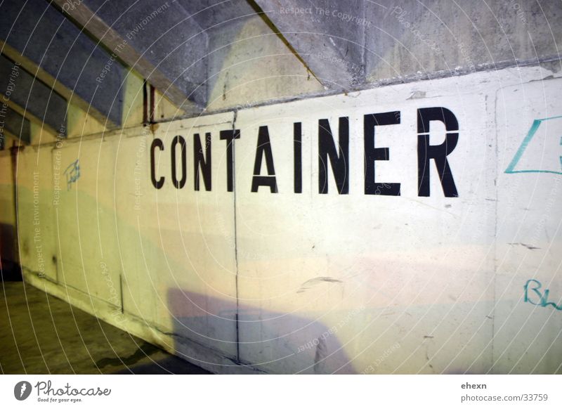 Containerer Wand Beschriftung Garage Beton Licht Industrie Unterführung