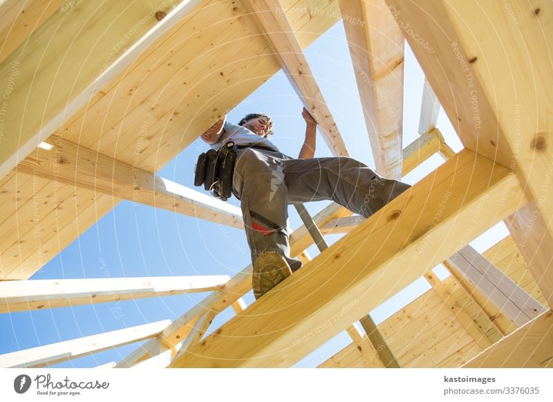 Dachdecker, die vorgefertigte Holzdachkonstruktionen montieren. Konzept der Bauindustrie. Haus Arbeit & Erwerbstätigkeit Handwerker Baustelle Industrie Werkzeug
