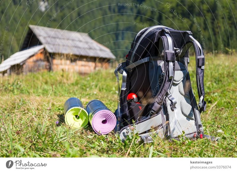 Rucksack und Yogamatten auf einer Bergwiese. Ferien & Urlaub & Reisen Tourismus Ausflug Abenteuer Camping Berge u. Gebirge wandern Haus Sport Natur Gras Wald