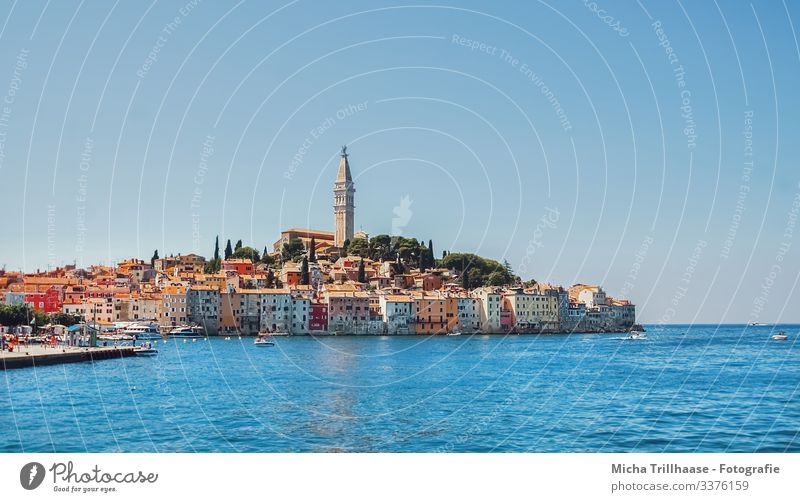Skyline Rovinj, Kroatien Ferien & Urlaub & Reisen Tourismus Sightseeing Sommer Sonne Himmel Meer Europa Stadt Hafenstadt Haus Kirche Turm Motorboot entdecken