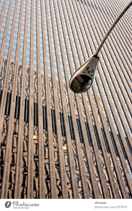 Laterne, Laterne New York City Stadt Hochhaus Architektur Fassade Fenster Straßenbeleuchtung Linie Farbfoto Gedeckte Farben Außenaufnahme Muster