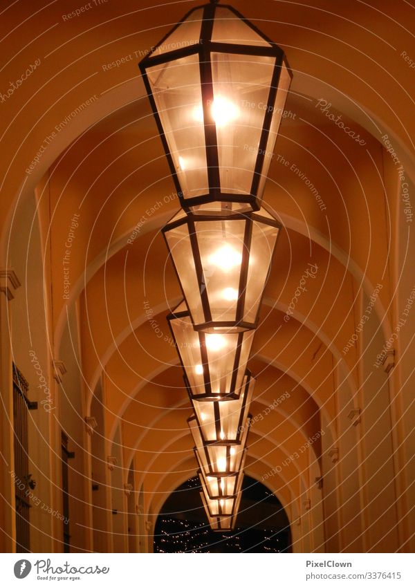 Lampen in einem Gang Licht Lichtdesign Kunstlicht Säulengang Überdachung abstrakt