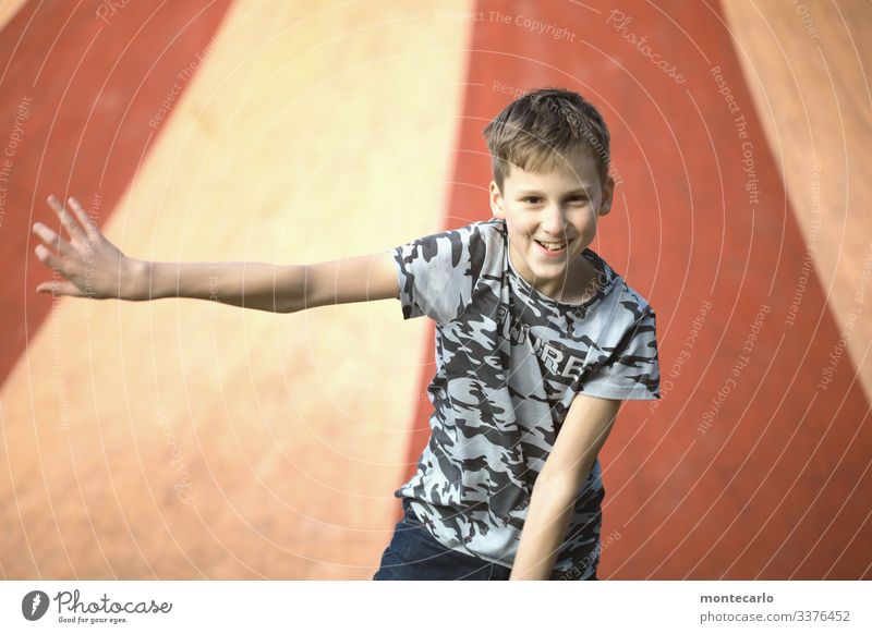 Junger Bursche hat Spaß auf einer Hüpfburg Außenaufnahme Kind Porträt Stolz Farbfoto Tag Stimmung dünn Blick 8-13 Jahre Mensch Kindheit Zufriedenheit