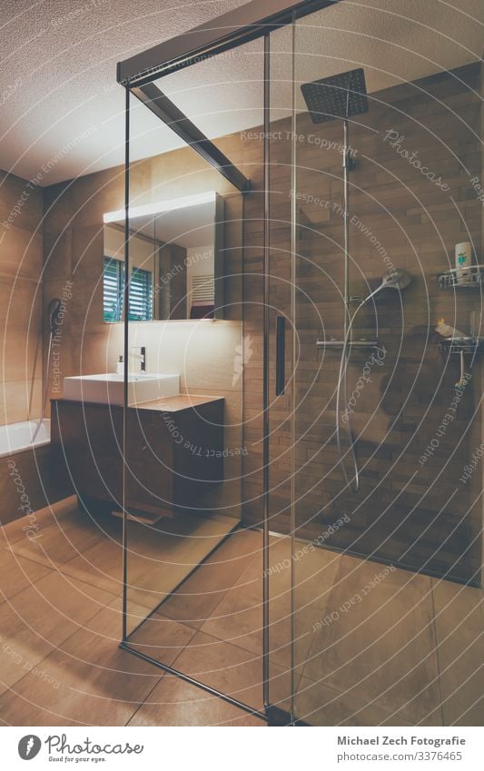 Interieur eines modernen Badezimmers mit braunen Möbeln Lifestyle Reichtum elegant Stil Design Wohnung Haus Dekoration & Verzierung Spiegel Badewanne