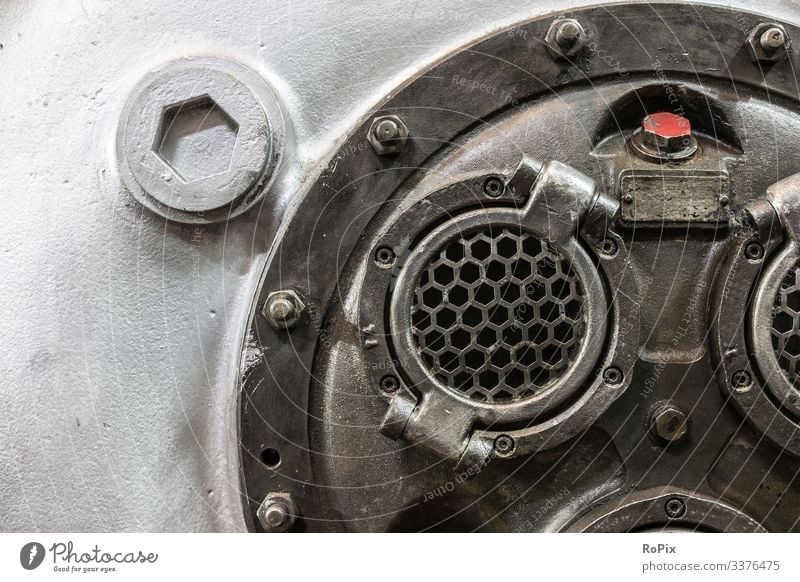 Detail eines alten Kompressorengehäuses. Maschine Technik Mechanik machine Getriebe gearing Ritzel kette Kettenrad chain wheel Rad Zahnrad cogwheel Land