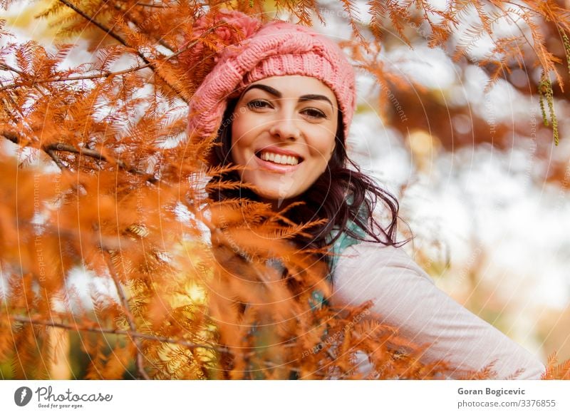 Junge Frau im Herbstwald Lifestyle Stil Glück schön Gesicht Leben Mensch Jugendliche Erwachsene 1 18-30 Jahre Natur Baum Blatt Park Mode Lächeln Fröhlichkeit