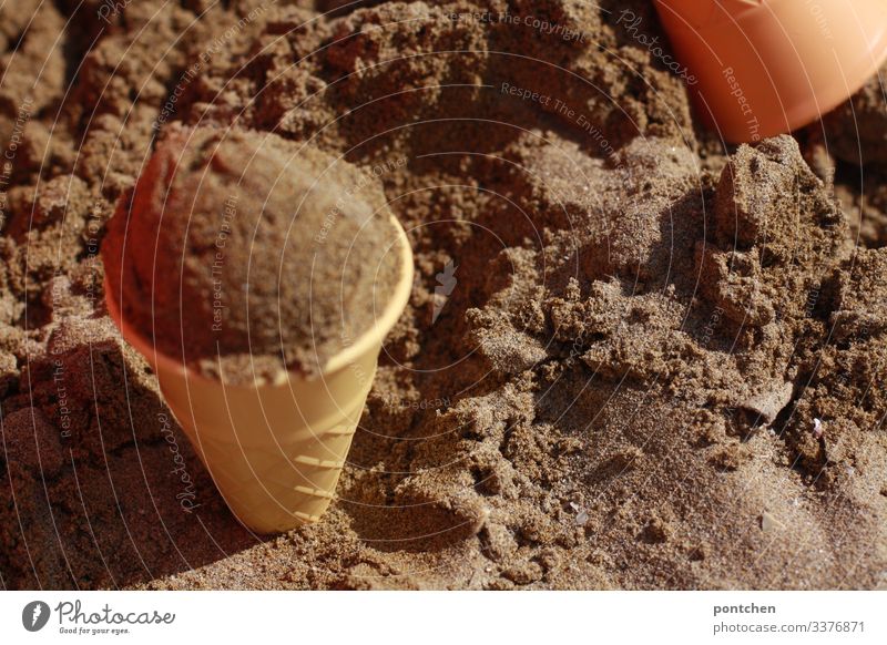 Eiskugel aus Sand in Sandförmchen Spielen täuschung sand urlaub strand sandförmchen spielzeug eistüte plastik eiskugel kindheit spaß Sommer Außenaufnahme