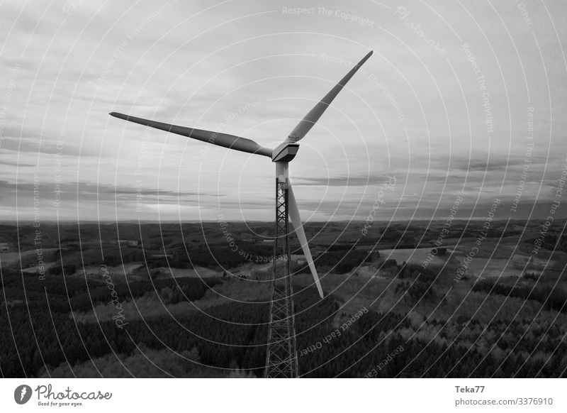 #Winrad SW Winter Energiewirtschaft Erneuerbare Energie Windkraftanlage ästhetisch Schwarzweißfoto Farbfoto Außenaufnahme