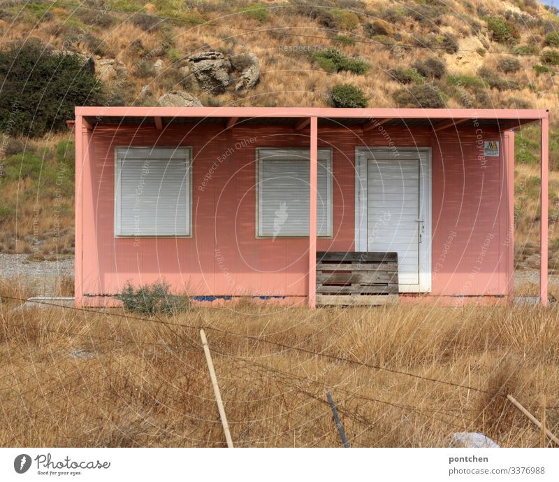 Rosa Teil eines Hauses in Griechenland Landschaft hässlich einzigartig kaputt rosa Zaun Draht Rollladen Tür Fenster Holz Paletten Menschenleer Unbewohnt Ödland
