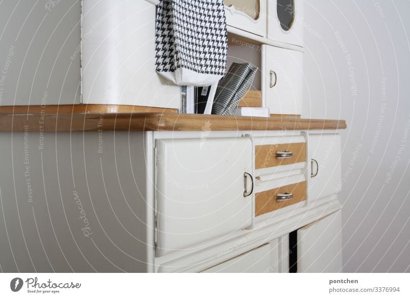 Teilansicht eines weißen Vintage Küchenschrank Häusliches Leben einrichten Innenarchitektur Möbel Wohnzimmer Kitsch Krimskrams alt altehrwürdig küchenbuffet