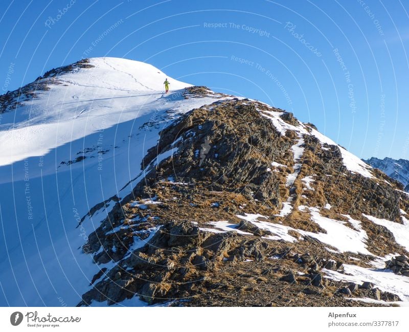 ein Zwerg geht auf den Berg .... | Klimawandel Bergsteigen Berge u. Gebirge Klettern Himmel Alpen Gipfel wandern Außenaufnahme Felsen Schneebedeckte Gipfel