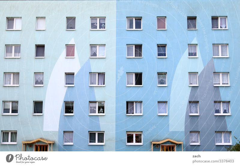 Fassade eines Hochhauses in blau Stadt Mauer Wand Tür Architektur Gebäude Linie Haus Hochhausfassade Plattenbau DDR DDR-Architektur Fenster Fensterfront