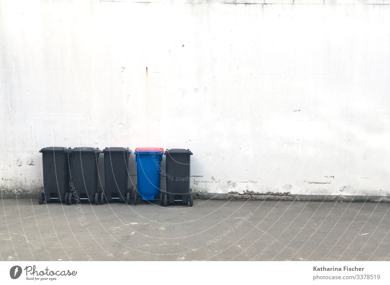 anders Mauer Wand stehen blau grau schwarz weiß Müll Fass Müllbehälter Recycling Recyclingcontainer außergewöhnlich Reihe Umwelt Farbfoto Außenaufnahme