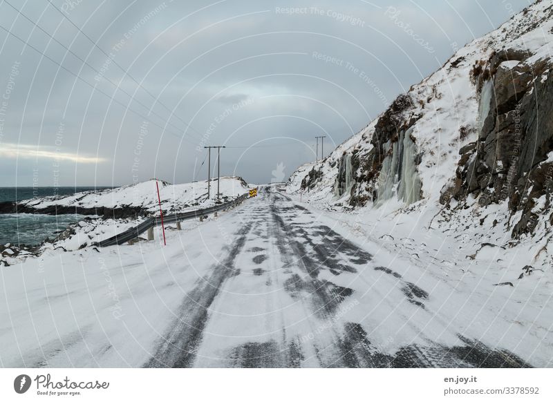 Eis und Schnee Ferien & Urlaub & Reisen Winter Umwelt Natur Landschaft Himmel Wolken Frost Felsen Küste Meer Verkehrswege Straße kalt Lofoten Norwegen