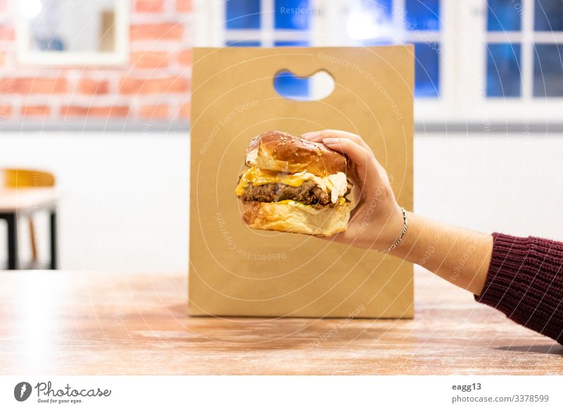 Cheeseburger bereit zur Auslieferung Lebensmittel Fleisch Käse Frühstück Mittagessen Abendessen Fastfood Lifestyle Küche Restaurant Gastronomie Mensch feminin