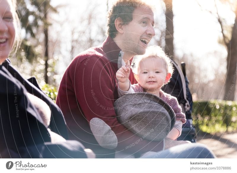 Junge glückliche Familie mit fröhlichem Kind, die sich an einem sonnigen Tag im Park vergnügt. Lifestyle Freude Glück schön Freizeit & Hobby Spielen Kleinkind
