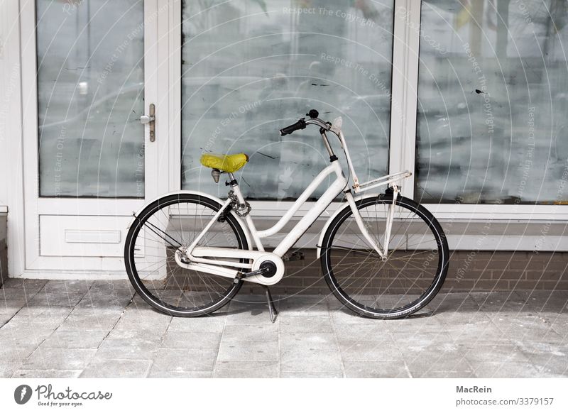 Weißes Fahrrad Verkehrsmittel weiß stagnierend verlieren Ziel Schaufenster Menschenleer Textfreiraum Außenaufnahme Farbfoto Tag