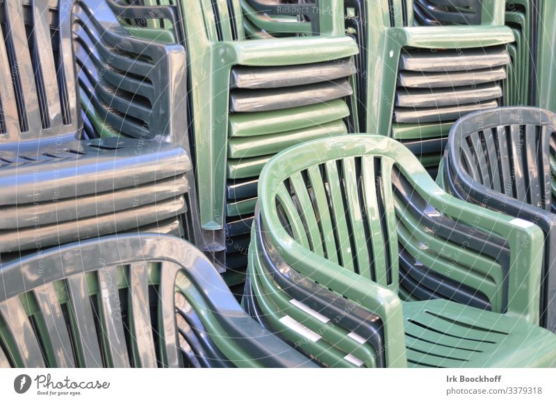 gestapelte Plastikstühle in monochromen Farben Stil Design Stuhl Gartenstuhl Plastikstuhl Kunststoff Erholung sitzen blau grün Monochrom Gedeckte Farben