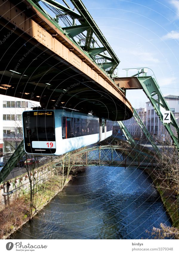 über der Wupper Städtereise Frühling Fluss Wuppertal Verkehr Öffentlicher Personennahverkehr Schwebebahn fahren authentisch Erfolg oben Stadt Akzeptanz