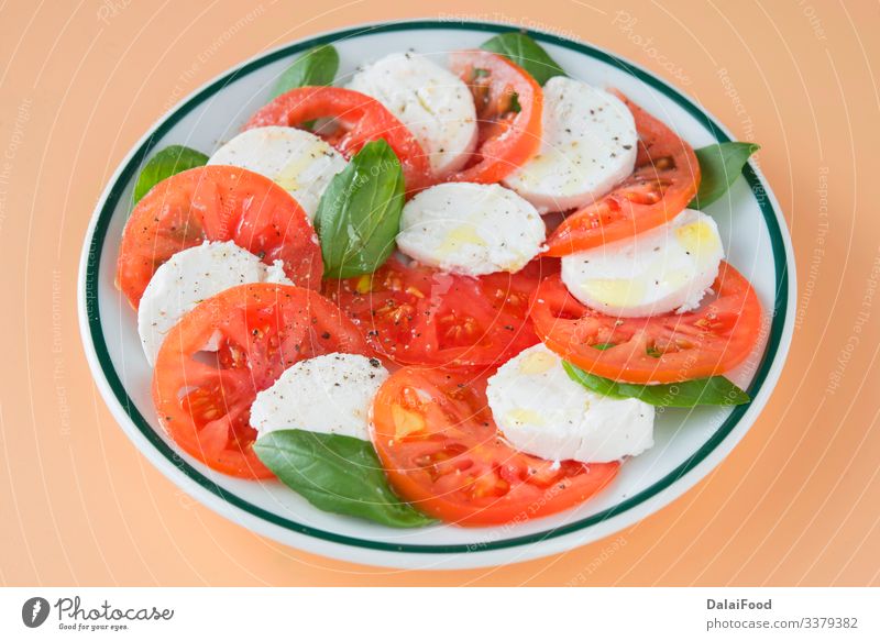 Caprese-Salat auf braunem Hintergrund Käse Gemüse Kräuter & Gewürze Ernährung Essen Diät Teller Tisch frisch rot weiß Tradition Basilikum brauner Hintergrund