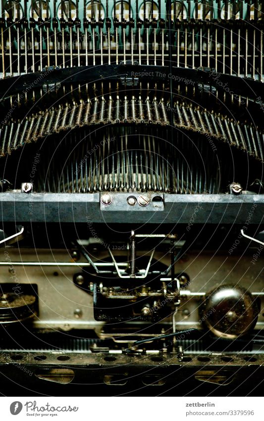 Schreibmaschine von unten alt antik Autor büro feinmechanik Metall Römer schreiben schreibmaschine schrift schriftsteller schriftverkehr sekretärin tastatur