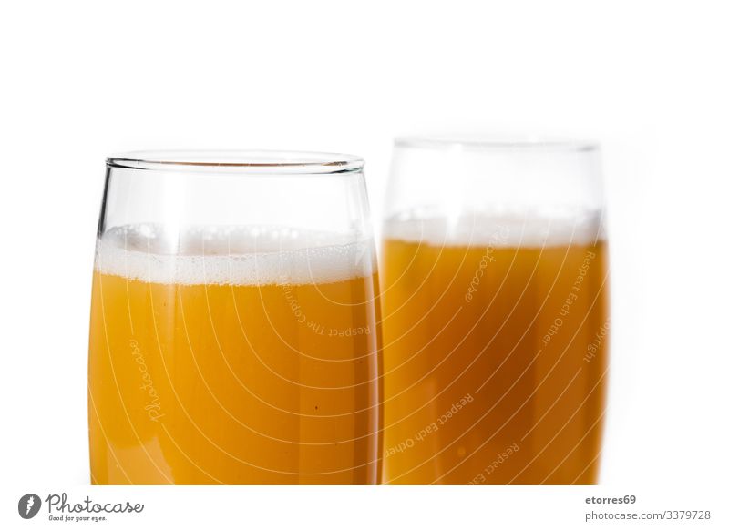 Bellini Champagner-Cocktail im Glas isoliert auf weißem Hintergrund Alkohol Aprikose bellini Getränk Weinbrand Schaumblase klassisch lecker trinken frisch