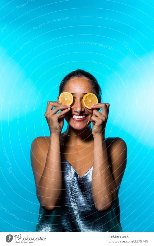 Junge Frau hält Zitronenscheiben auf den Augen Scheibe Mädchen Überfall Konzept Minimalismus Zitrusfrüchte Frucht frisch Frische Lächeln Fröhlichkeit
