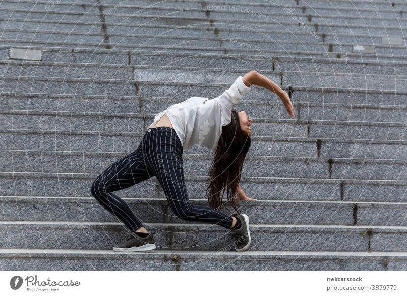 Junge Frau im Rückstand steht auf Marmortreppen Handstand Tanzen Mädchen junger Erwachsener Jugendkultur Tag lässig Treppenhaus Freitreppe im Freien 1 Mensch