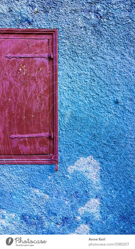Farbe mit Luke und Wand Altstadt Haus Mauer Fassade blau mehrfarbig rosa rot Farbfoto Außenaufnahme Menschenleer Tag Zentralperspektive Vorderansicht