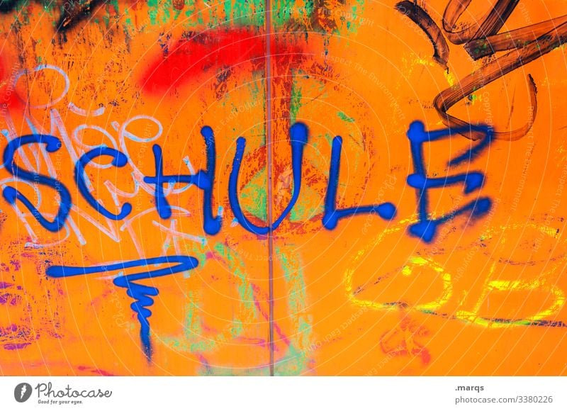 SCHULE Bildung Schule lernen Schriftzeichen Kommunizieren Nahaufnahme Wand Schulkind Schulalltag orange Graffiti Schmiererei blau