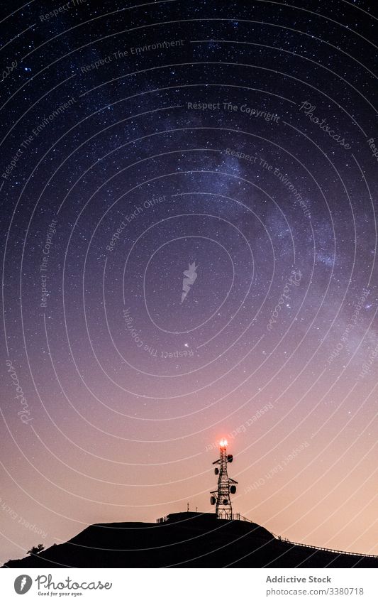 Silhouette eines Turms auf einem Hügel am Sternenhimmel Himmel Nacht sternenklar dunkel Milchstrasse Natur Abenddämmerung schön Struktur Atmosphäre Schatten